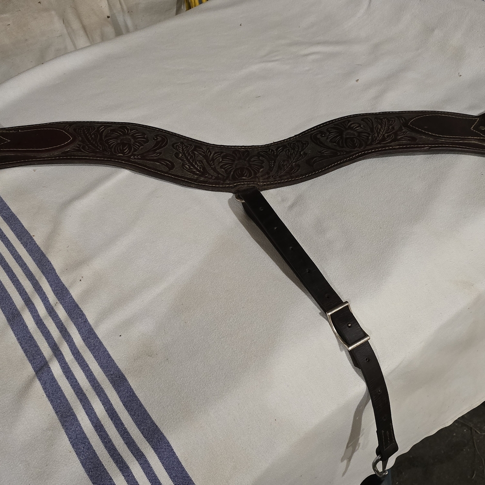 Tripping Breast Collar